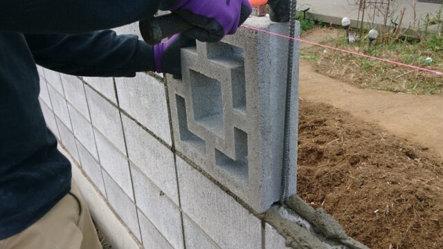 花ブロックベーシック施工中平行を微調整する職人