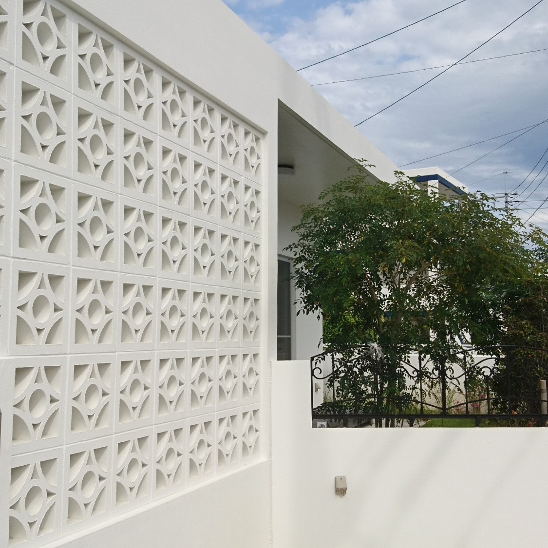沖縄の一般住宅の暑さ対策に花ブロックを利用