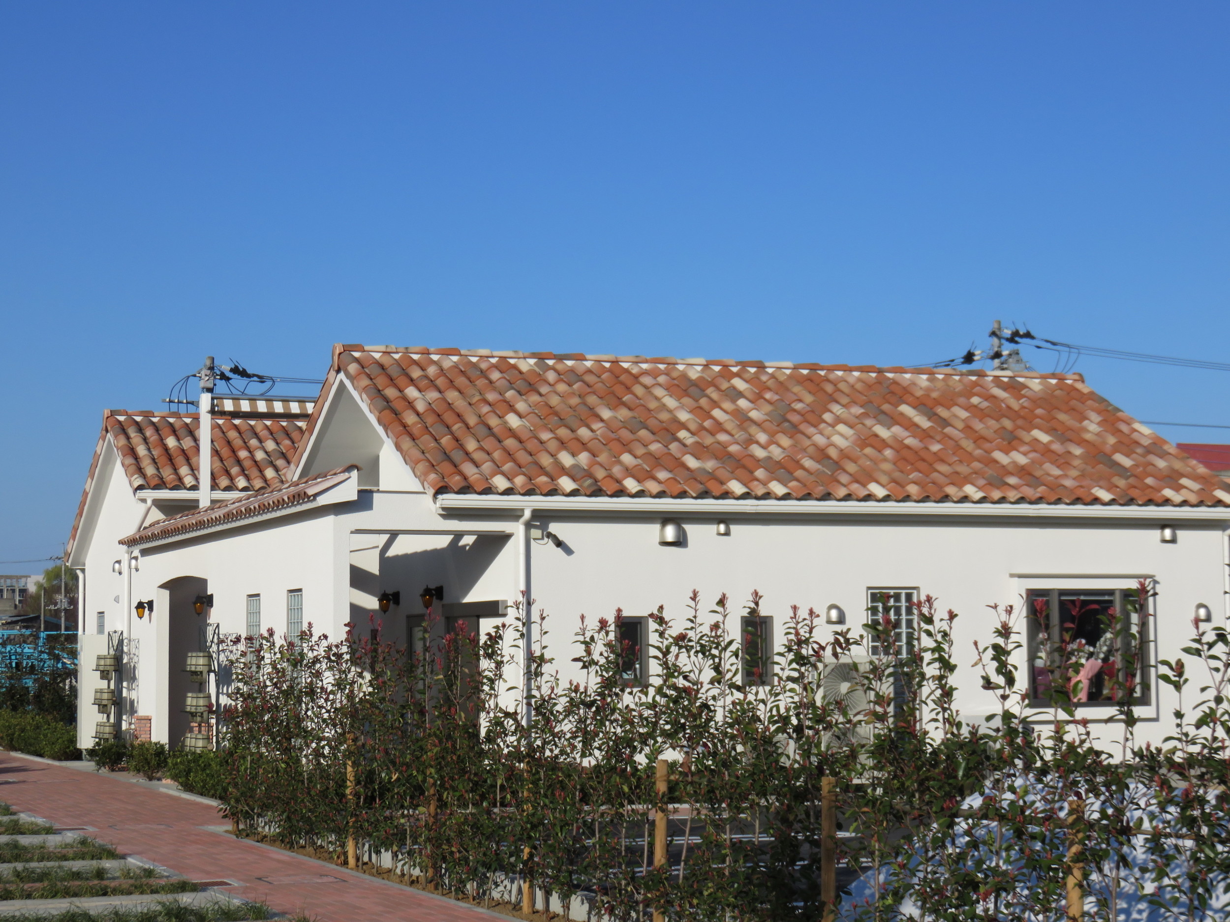 青空に映えるフランス瓦オメガ１０の屋根