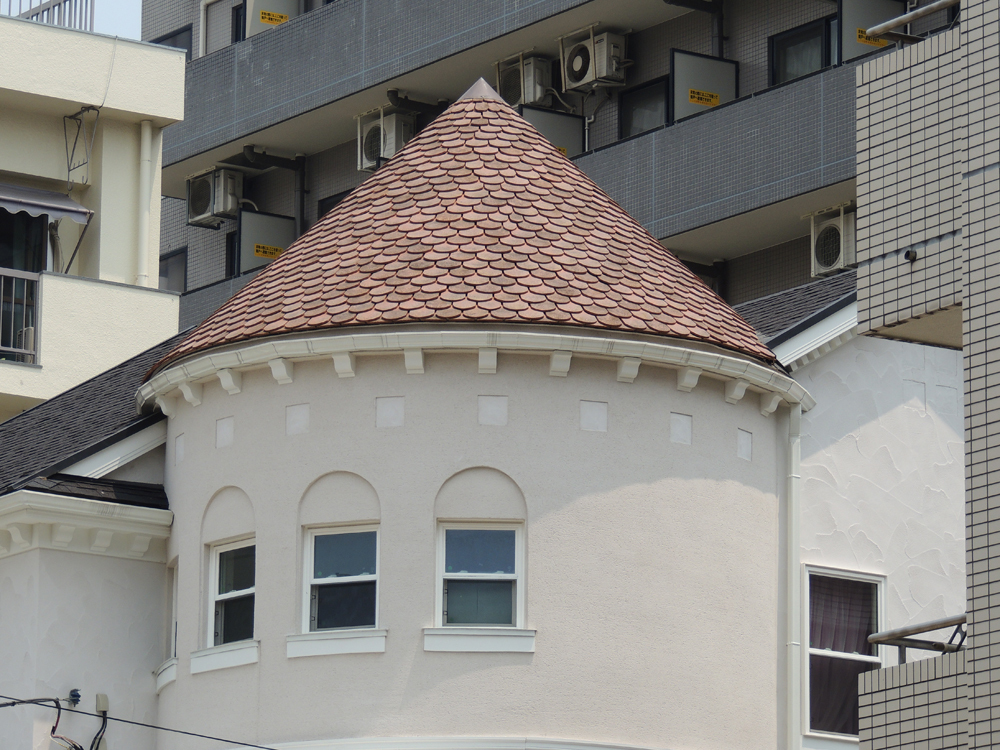 円錐形の屋根にプラット瓦