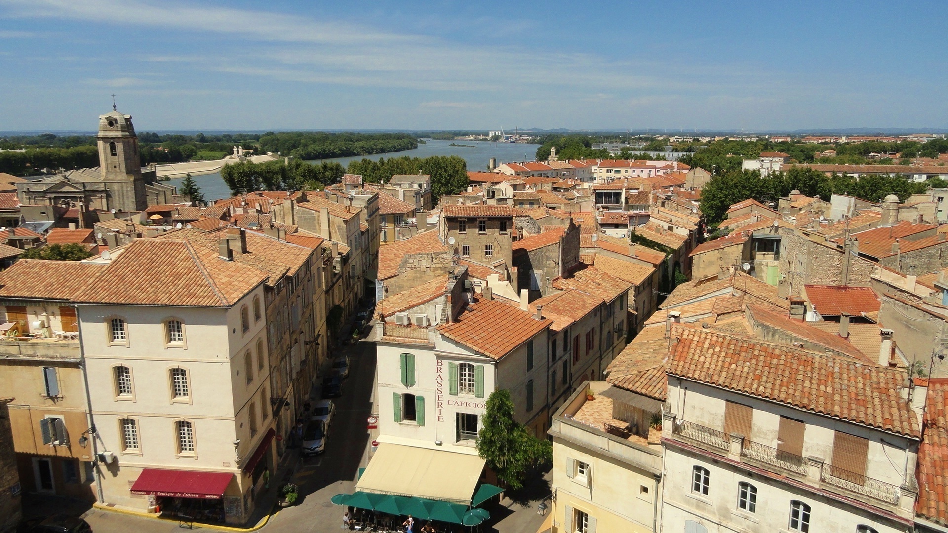 フランス瓦屋根が見える南仏アルルの街並み